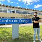 Foto do gerente do Centro de Dança, Junior Ribeiro, em frente ao Espaço