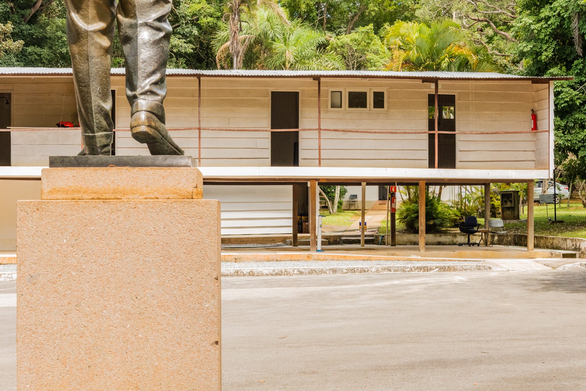 Museu do Catetinho ao fundo; em primeiro plano, pés da estátua de JK