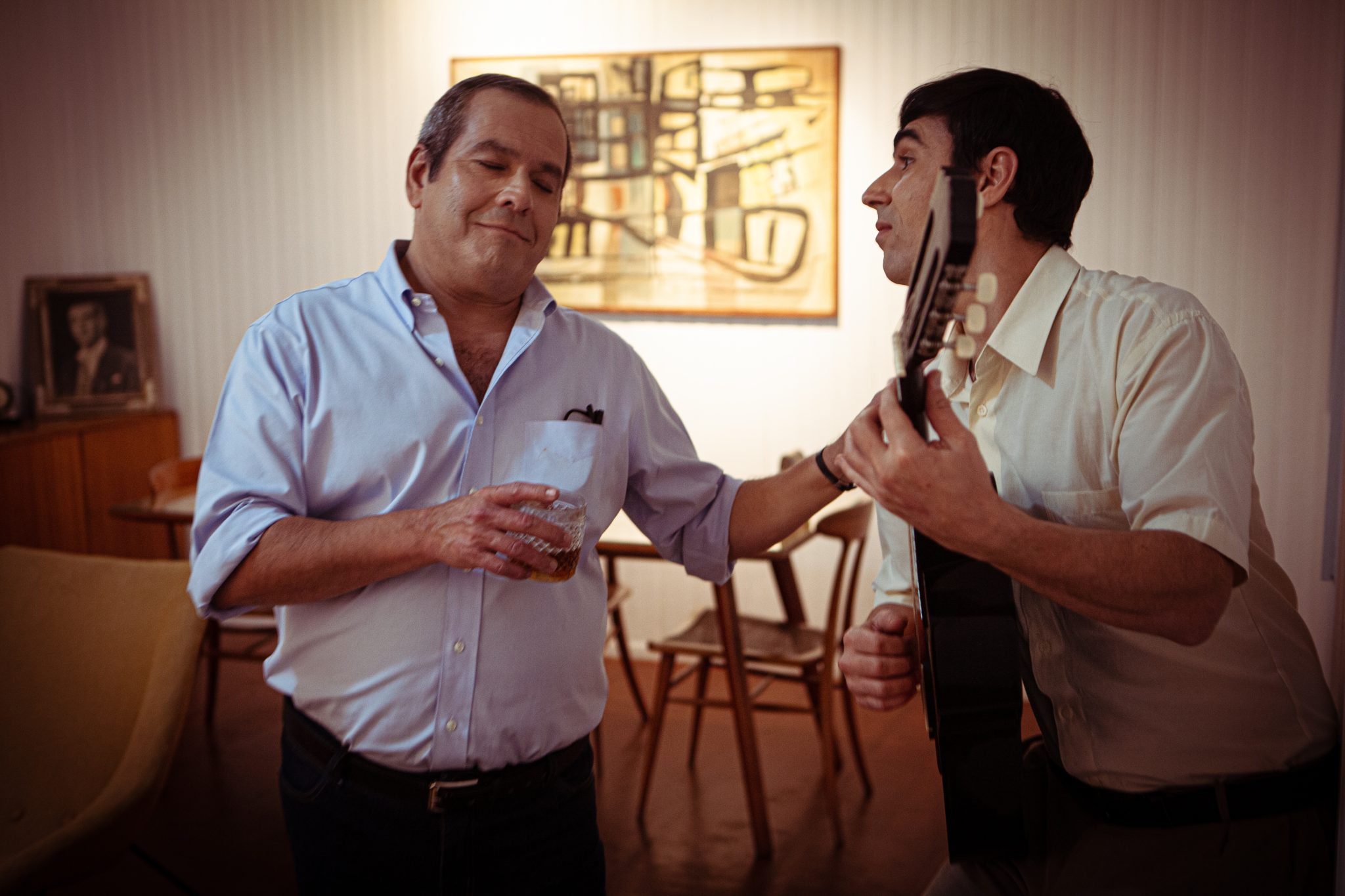 Atores interpretam Vinicius e Tom na sala de despacho do Catetinho