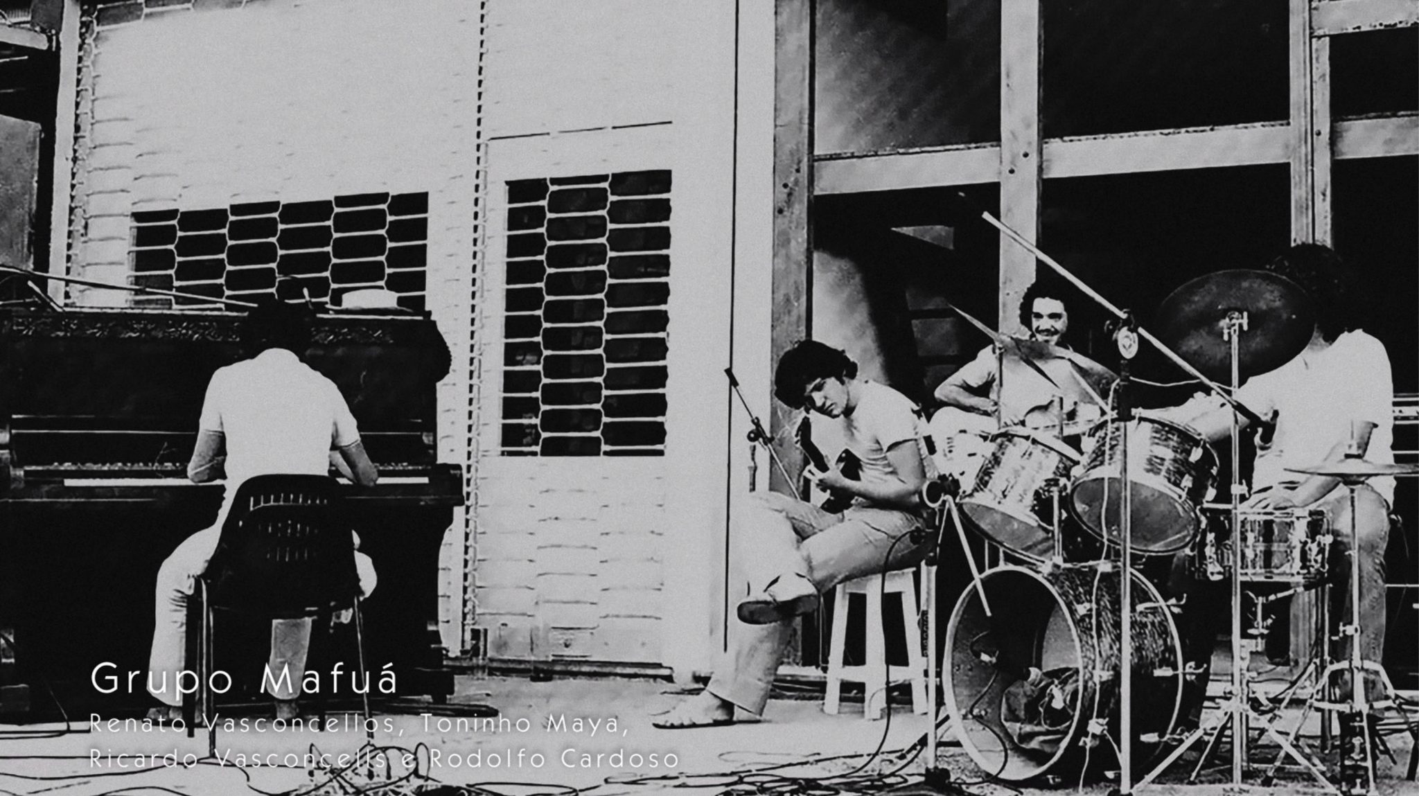 Banda se apresentando, imagem em preto e branco