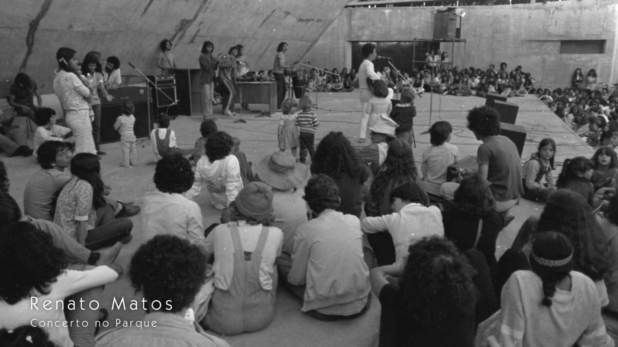 Banda se apresentando, imagem em preto e branco