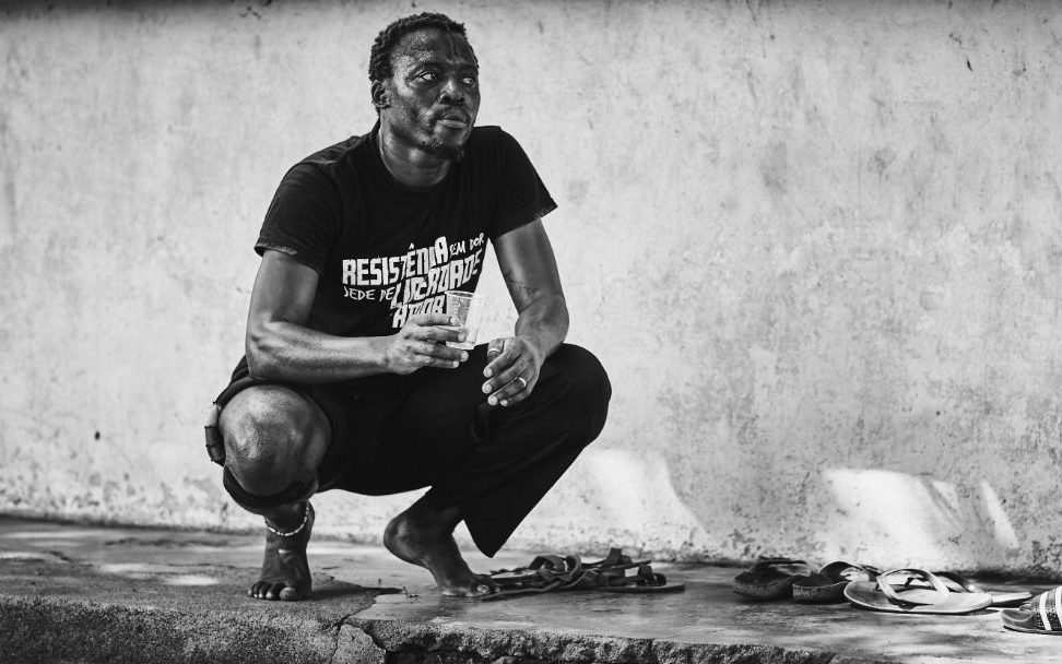 Foto preto e branco de homem negro agachado