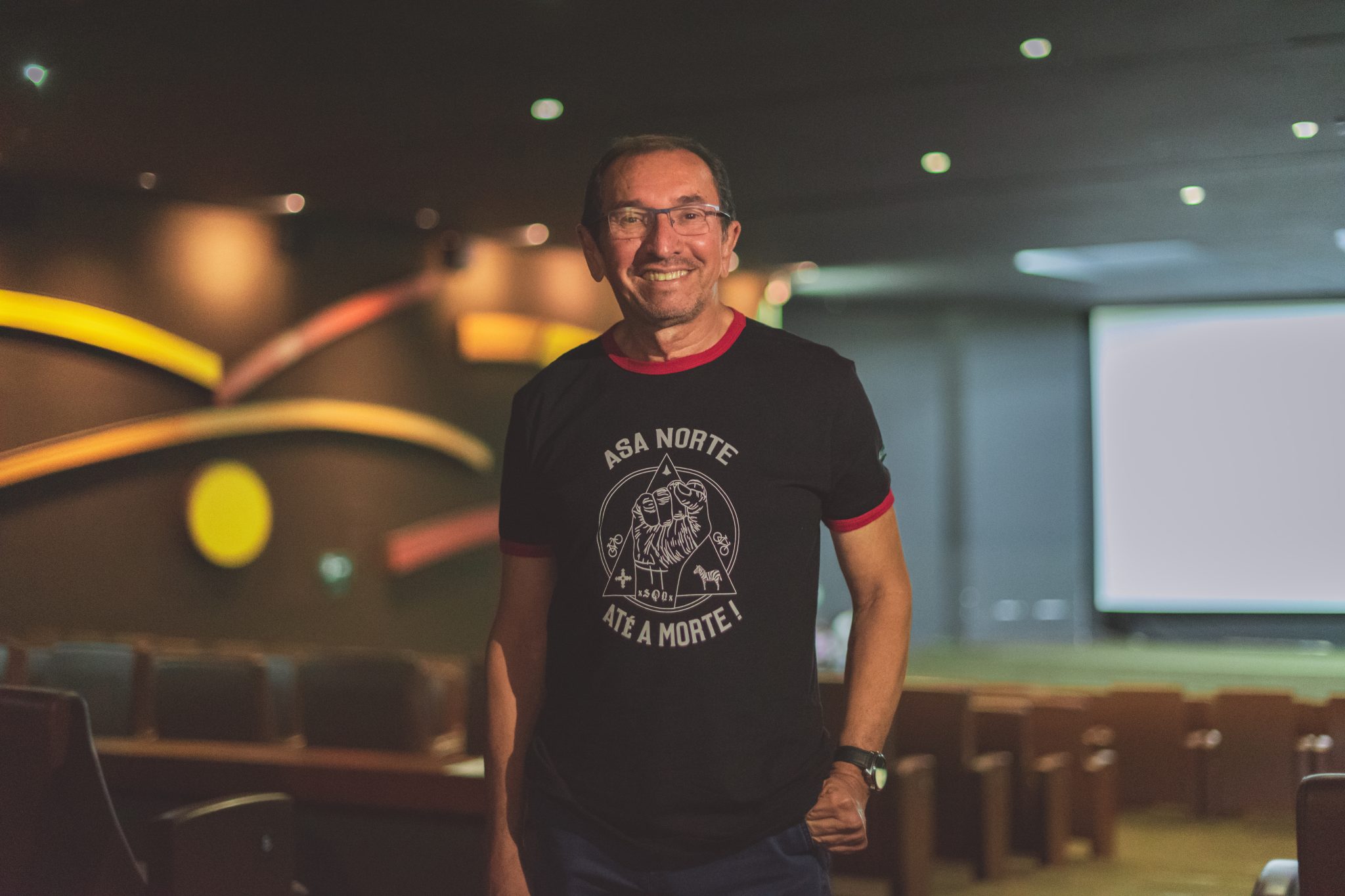 Homem branco posa para foto dentro do Cine Brasília