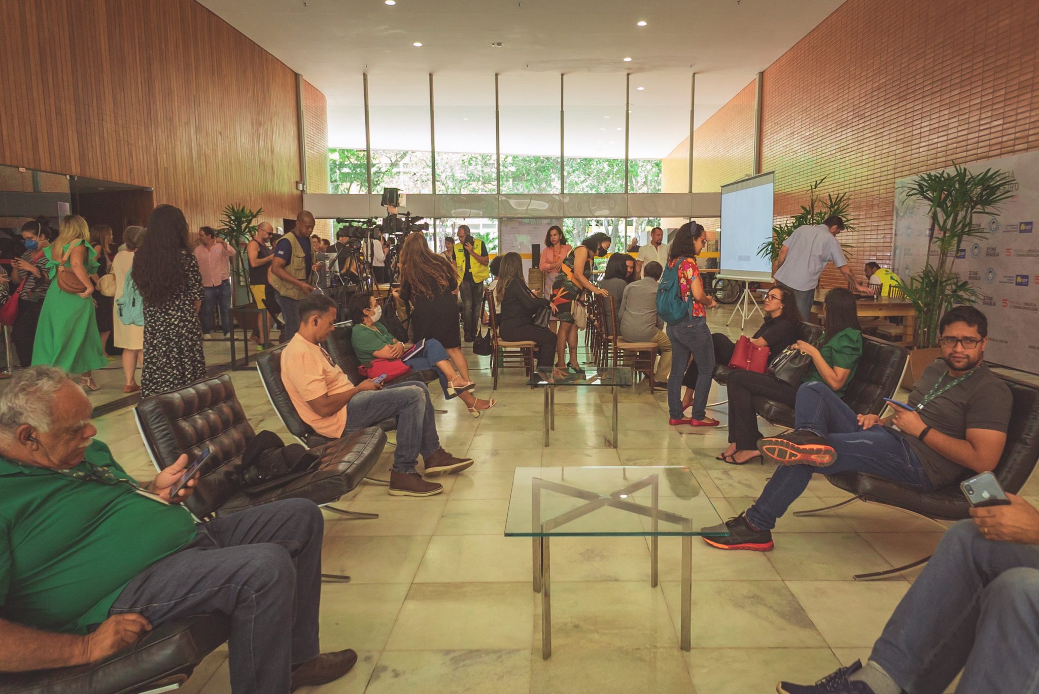 Público chegando para o evento de coletiva de imprensa