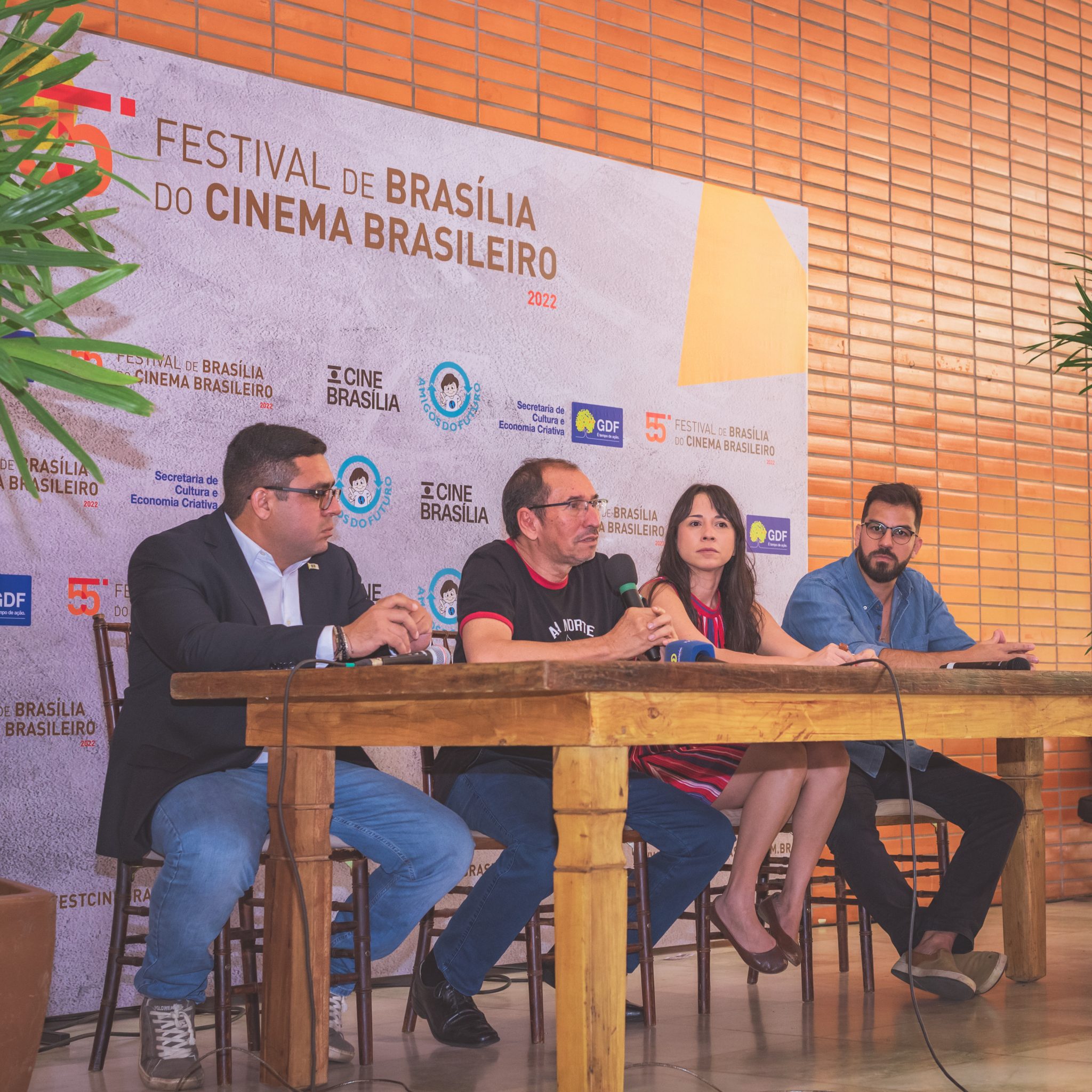 Homem branco fala ao microfone
