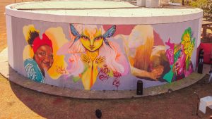 Fachada da Sala Cássia Eller, mostra um painel coberto de artes em grafite
