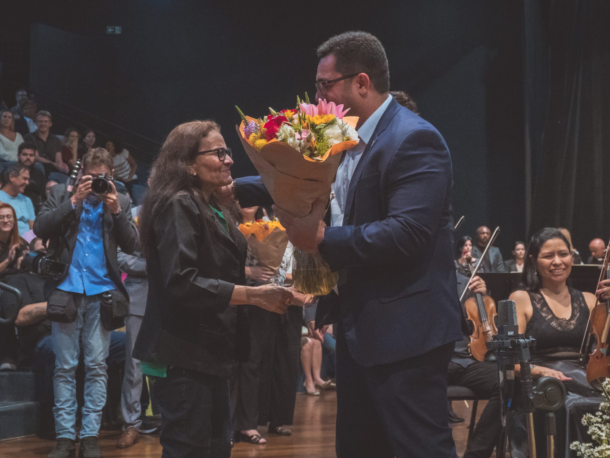 Servidora Albertina Pires dos Santos e o Secretário Executivo Carlos Alberto Jr. - Foto: Hugo Lira