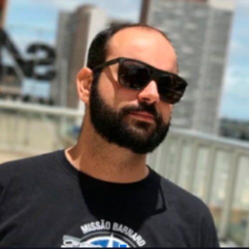 Homem posa para retrato
