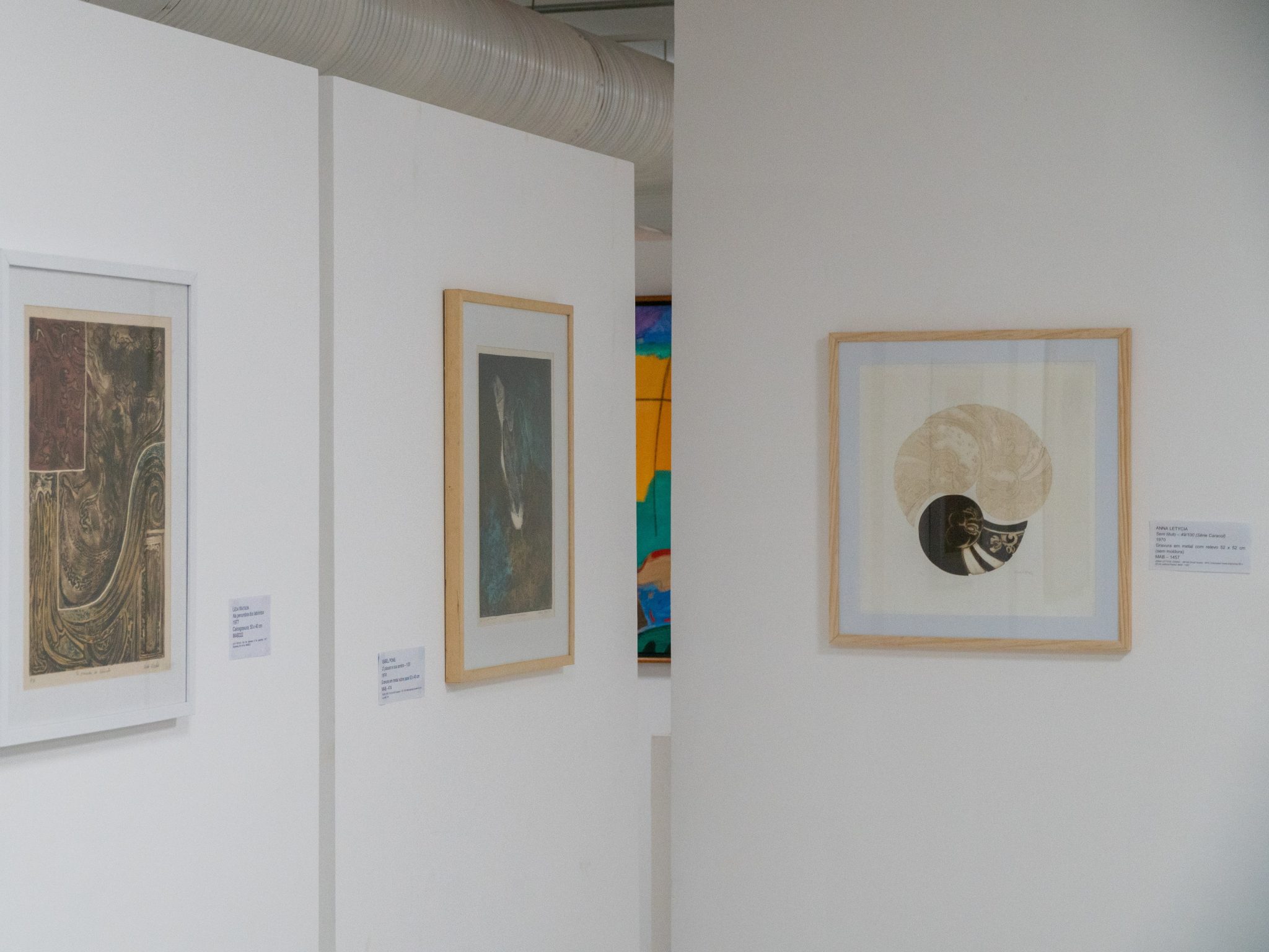Paredes da exposição do acervo do MAB, com três quadros em evidência