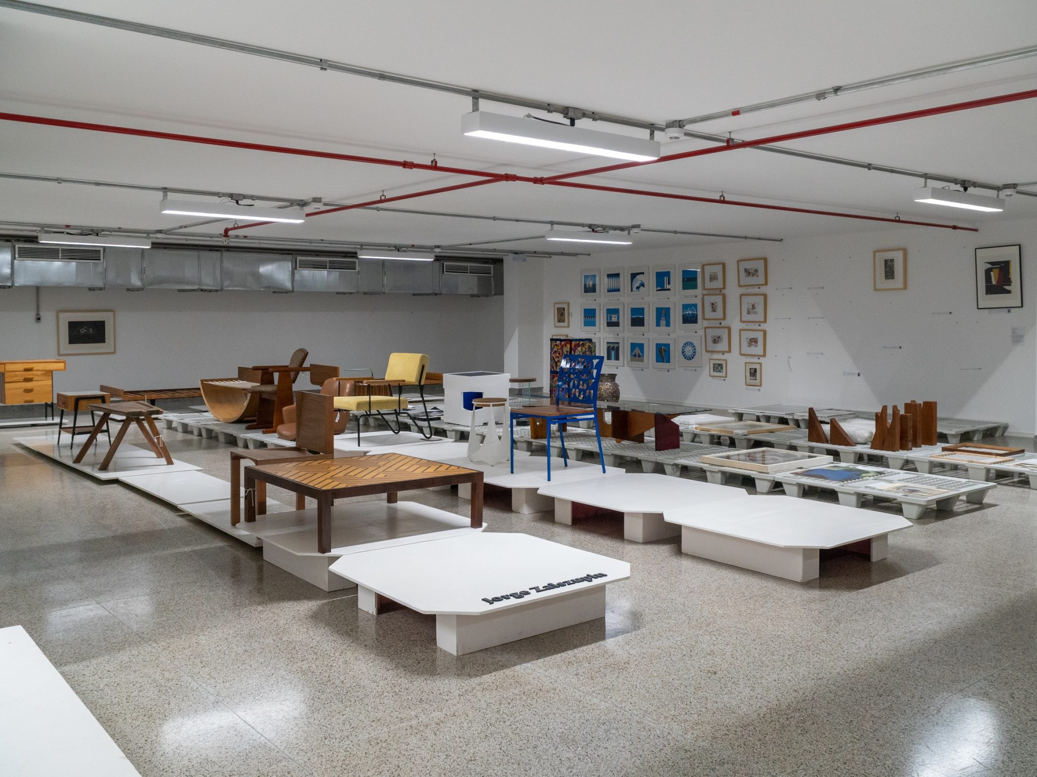 Reserva técnica do MAB, mostra sala com iluminação branca e diversos objetos expostos de maneira organizada