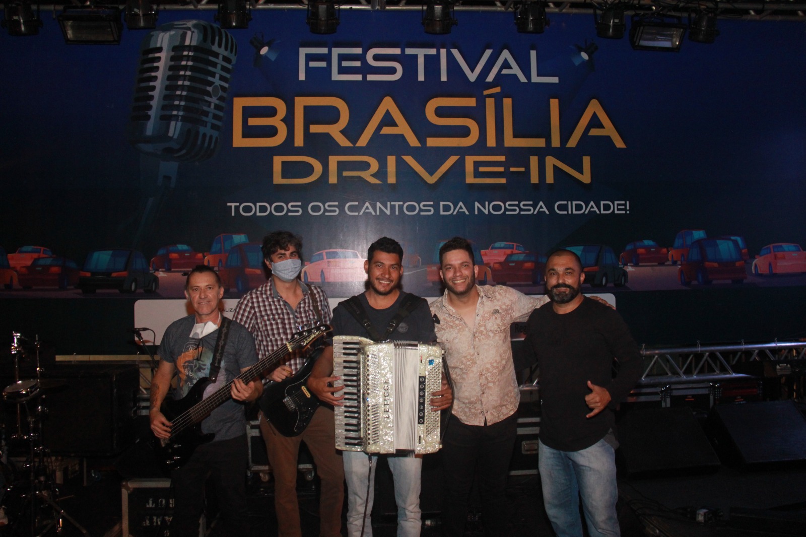 Músicos sorriem para câmera