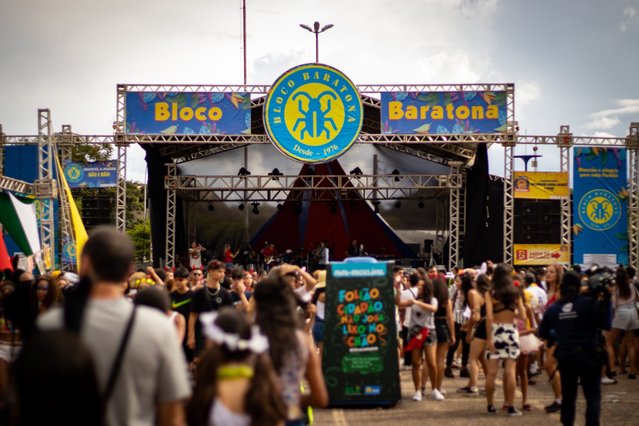 Ao fundo e em destaque, estrutura de palco do Bloco da Baratona de 2023