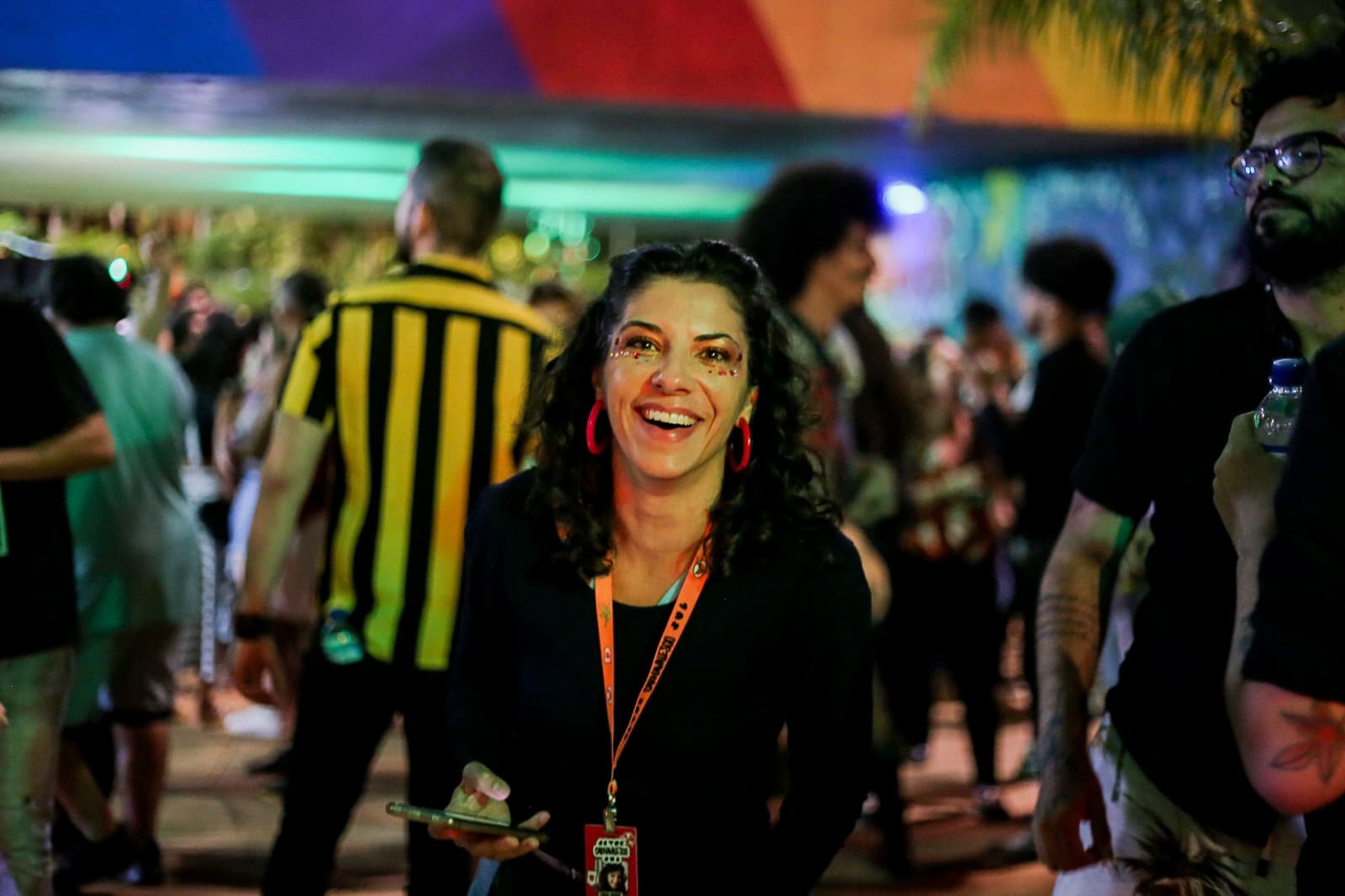 Mulher branca sorri para retrato no carnaval