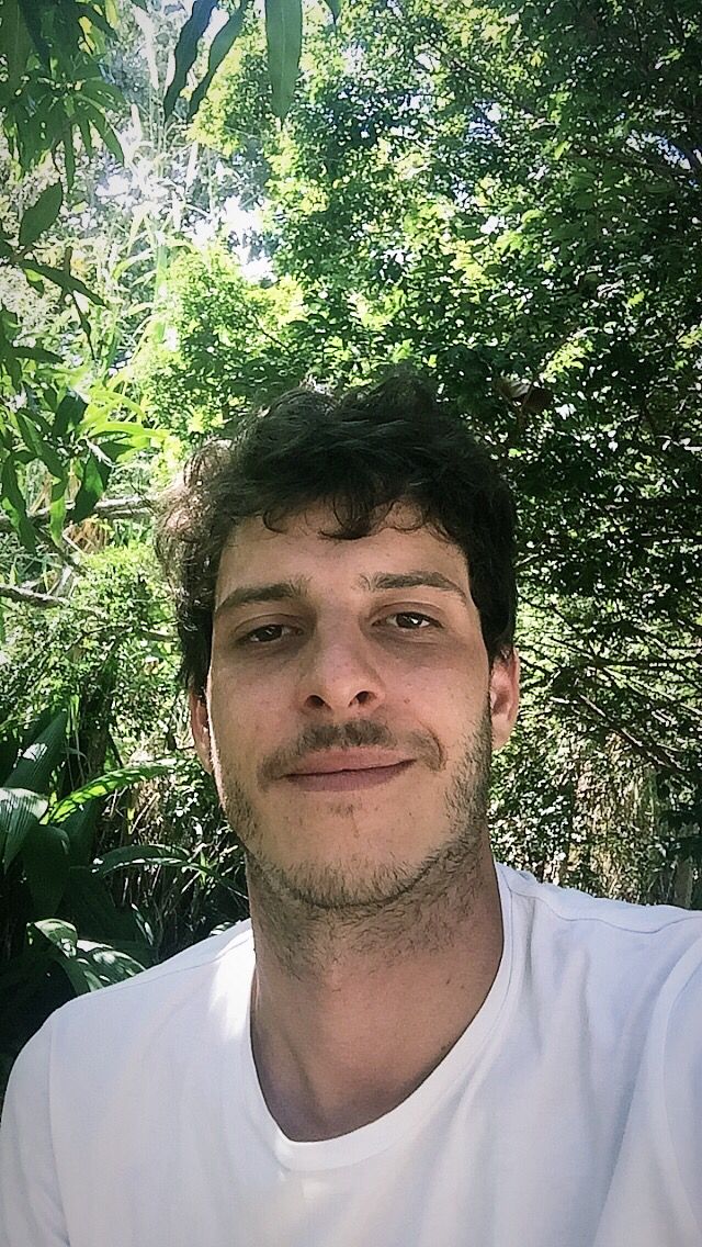 Homem branco sorri para retrato