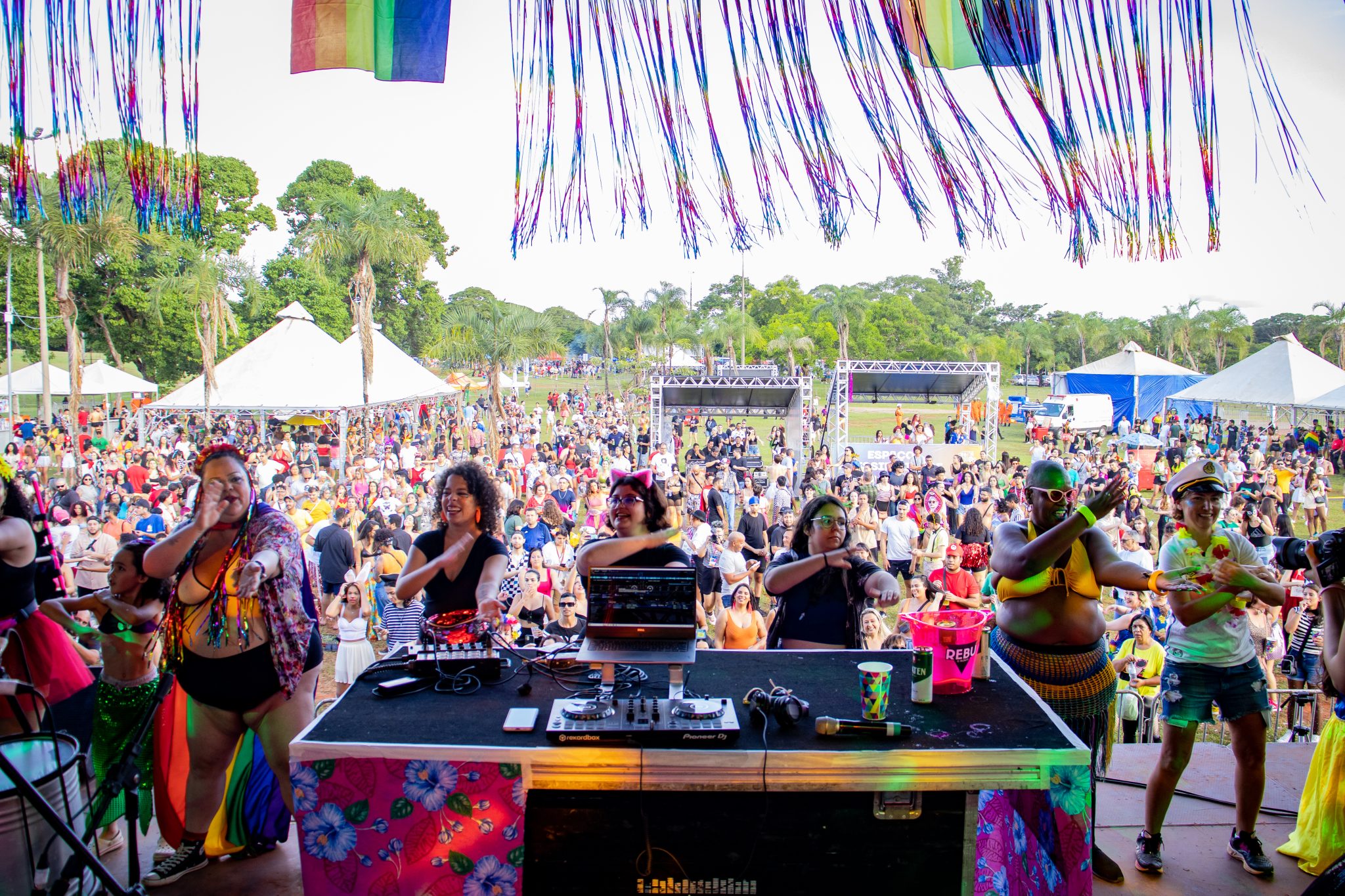 Foto de 6 mulheres dançando no palco de costas para o público no Parque da Cidade