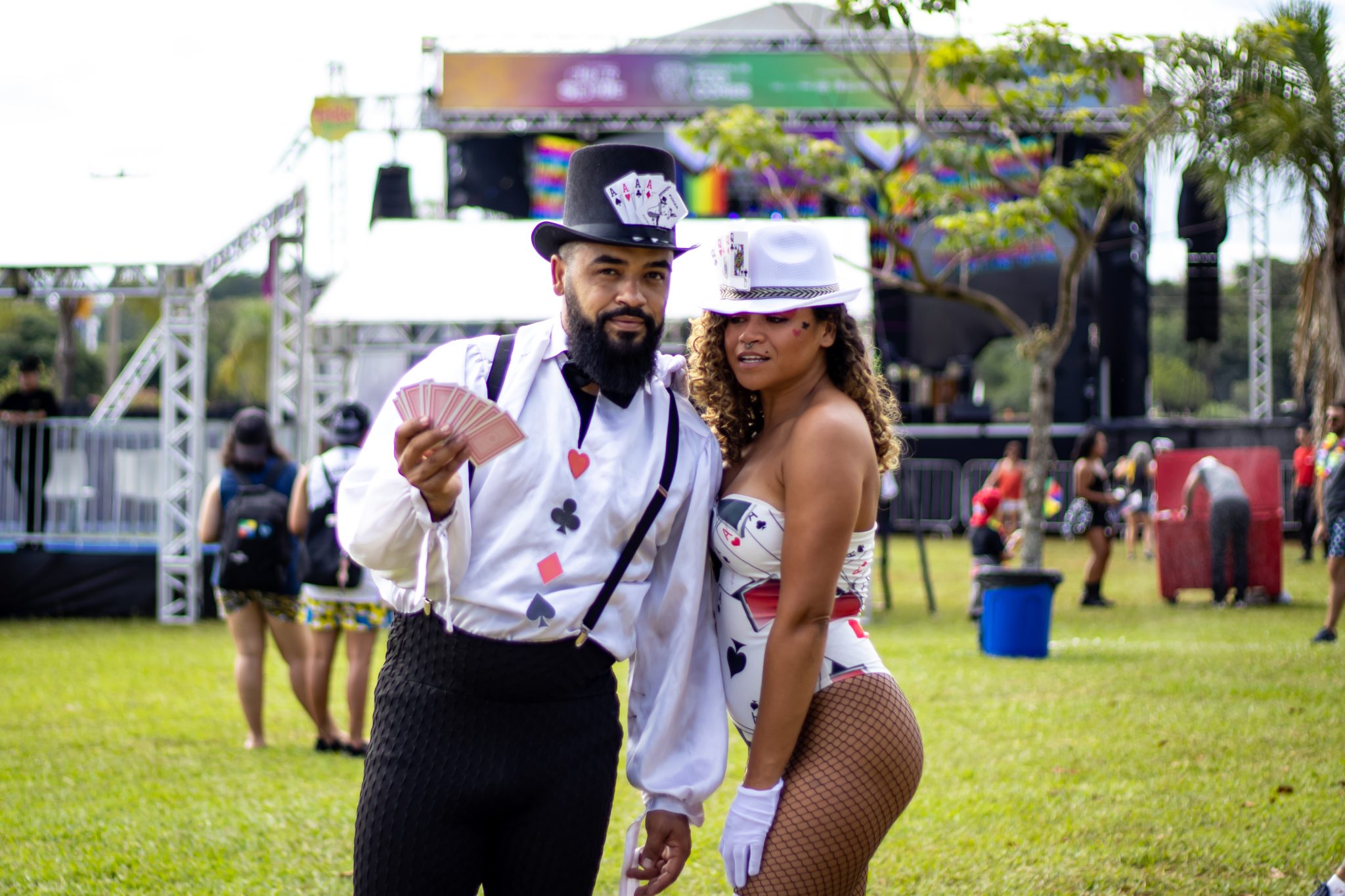 Foto de um casal vestido de baralho