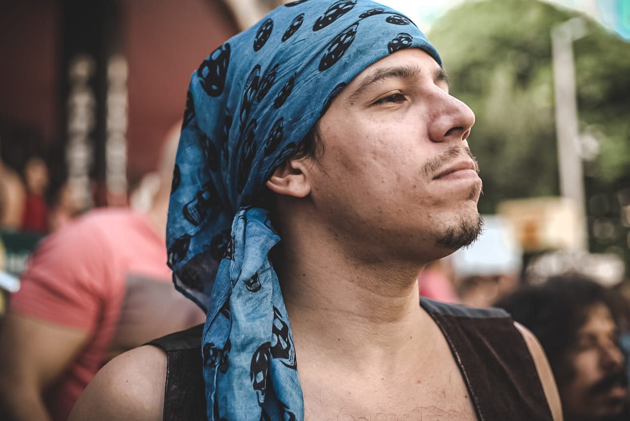 Folião fantasiado de pirata, observando a festa