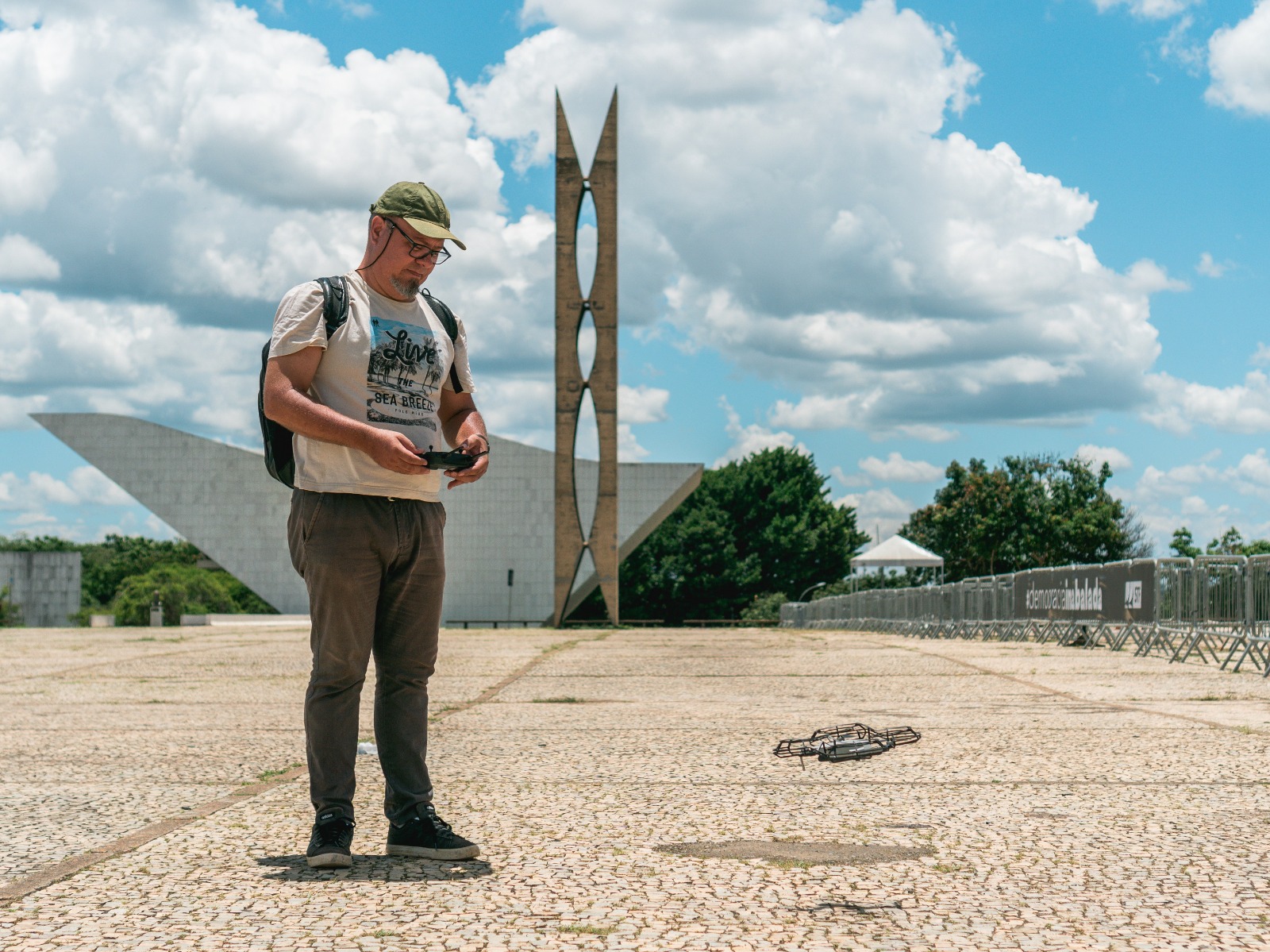 Imagem do arquiteto Fernando Birello na Praça dos Três Poderes manuseando um drone