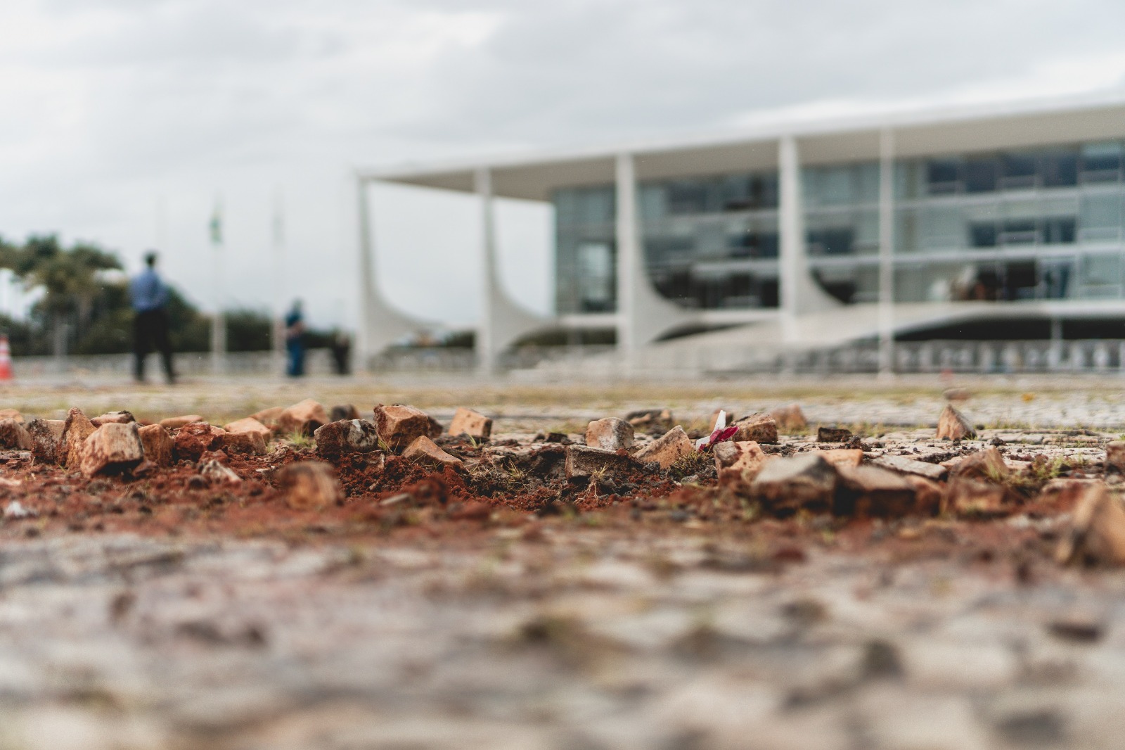 Imagem da calçada da Praça dos Três Poderes em frente ao Palácio do Planalto