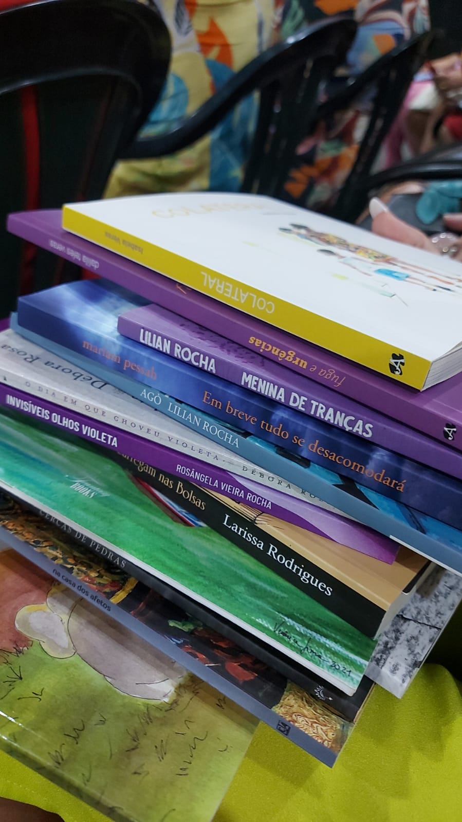 Pilha com diversos livros escritos por mulheres