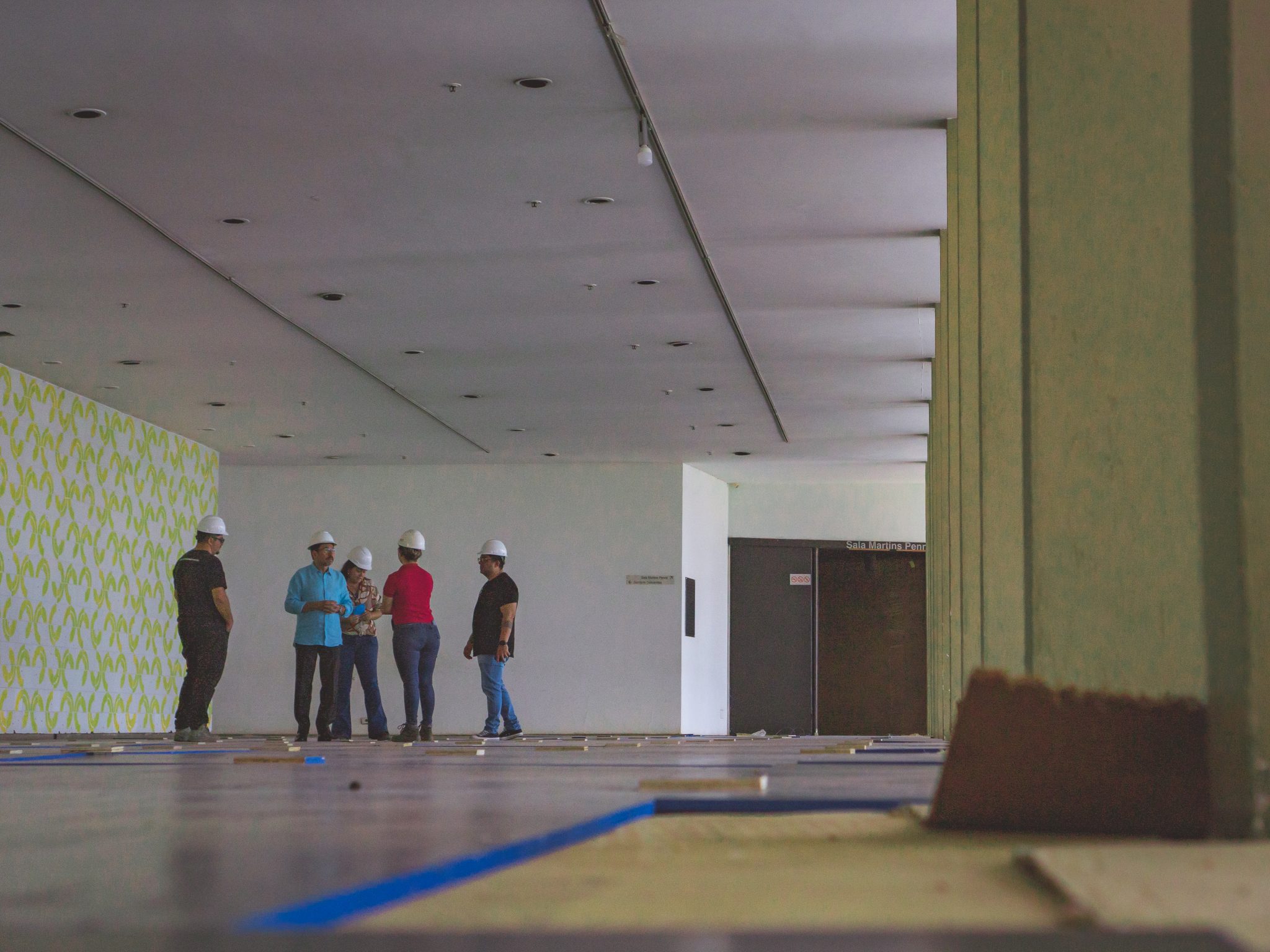 Várias pessoas conversando em uma grande sala