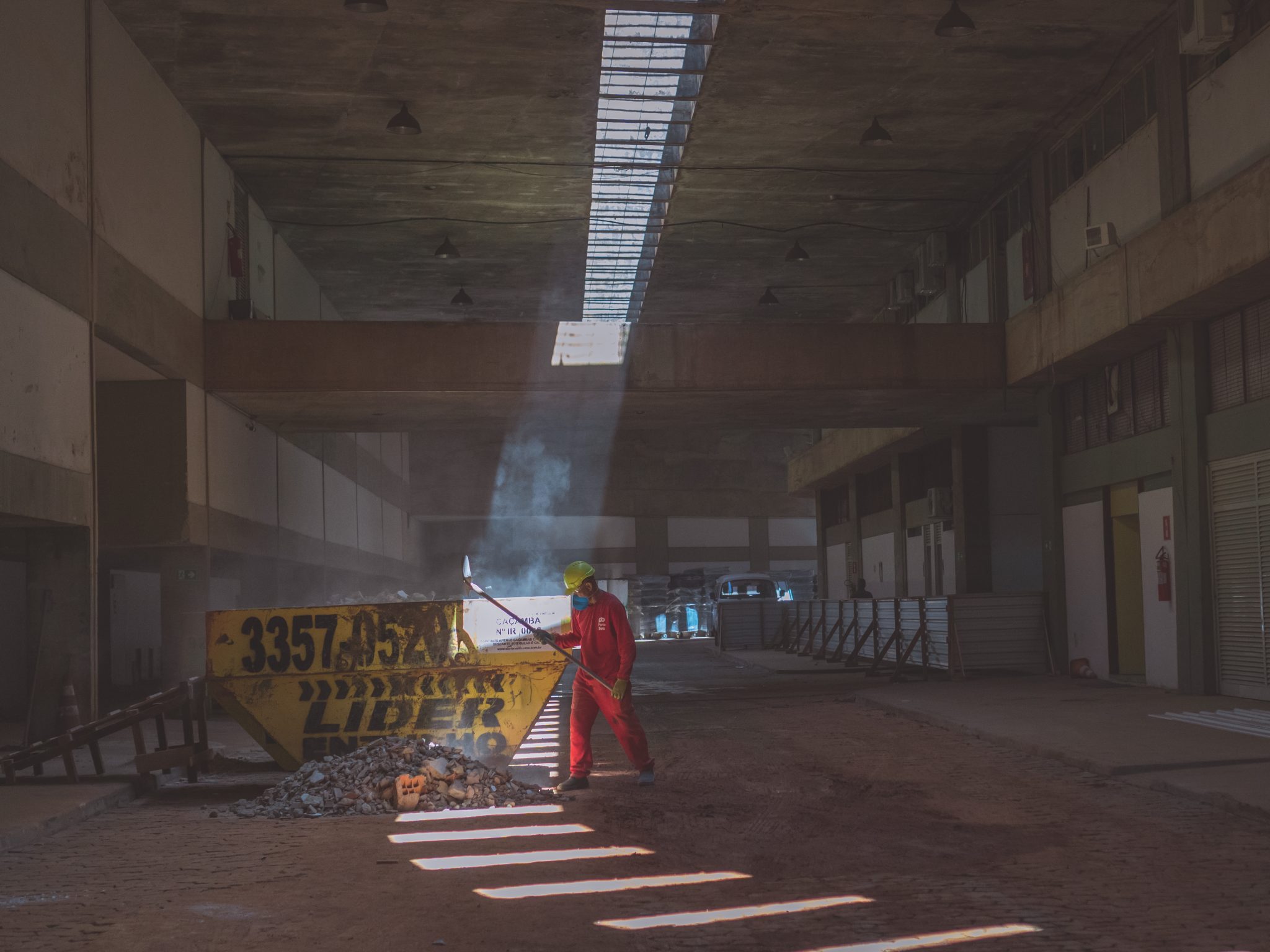 Homem remove com pá restos da obra