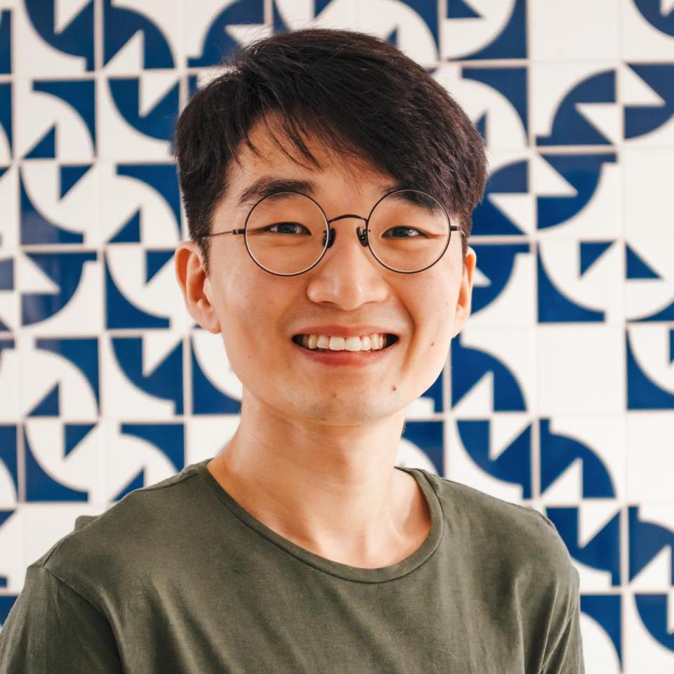 Homem oriental sorri para foto