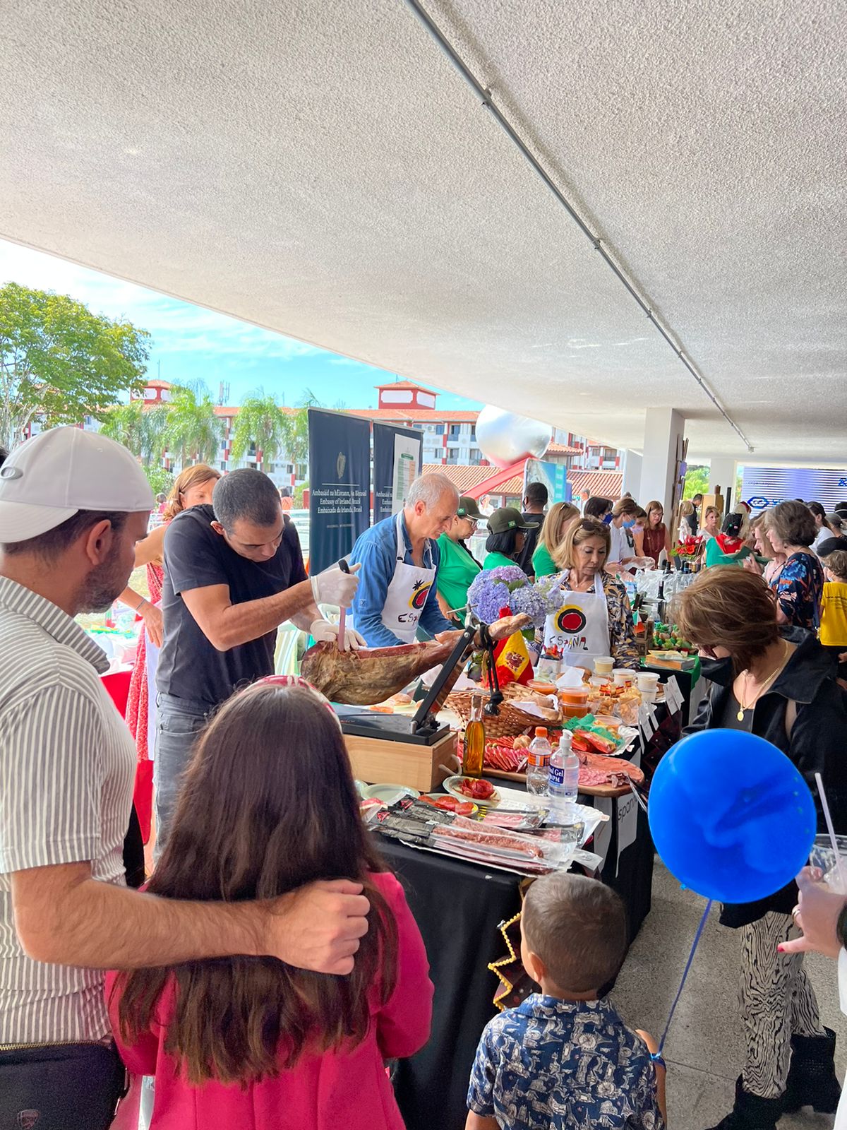 Imagem de pessoas vendendo produtos típicos na feira