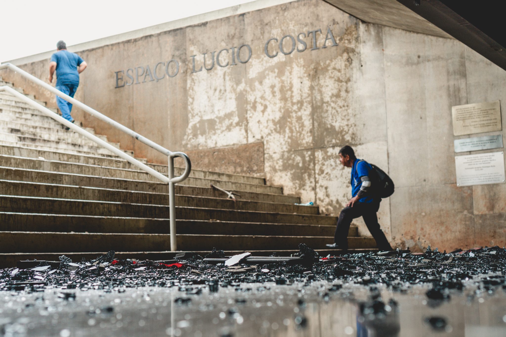 Vidros estilhaçados no chão