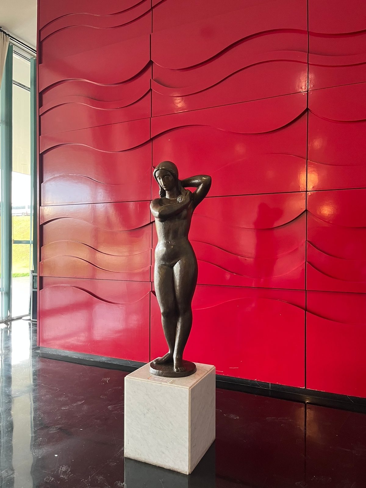Painel vermelho e ondulado, de Athos Bulcão.