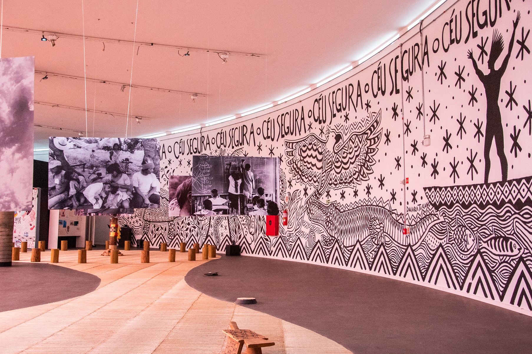 Painel no MPI com grafismos e texto Segura o Céu