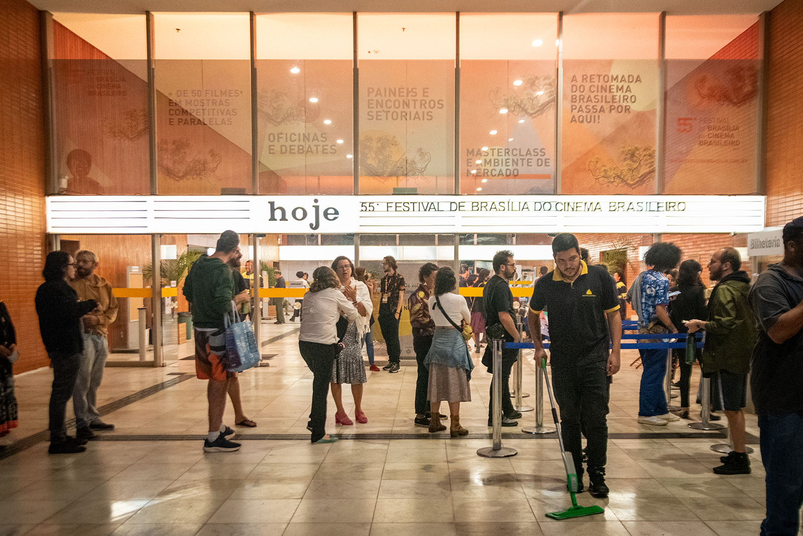 Público em fila na entrada do Cine Brasília