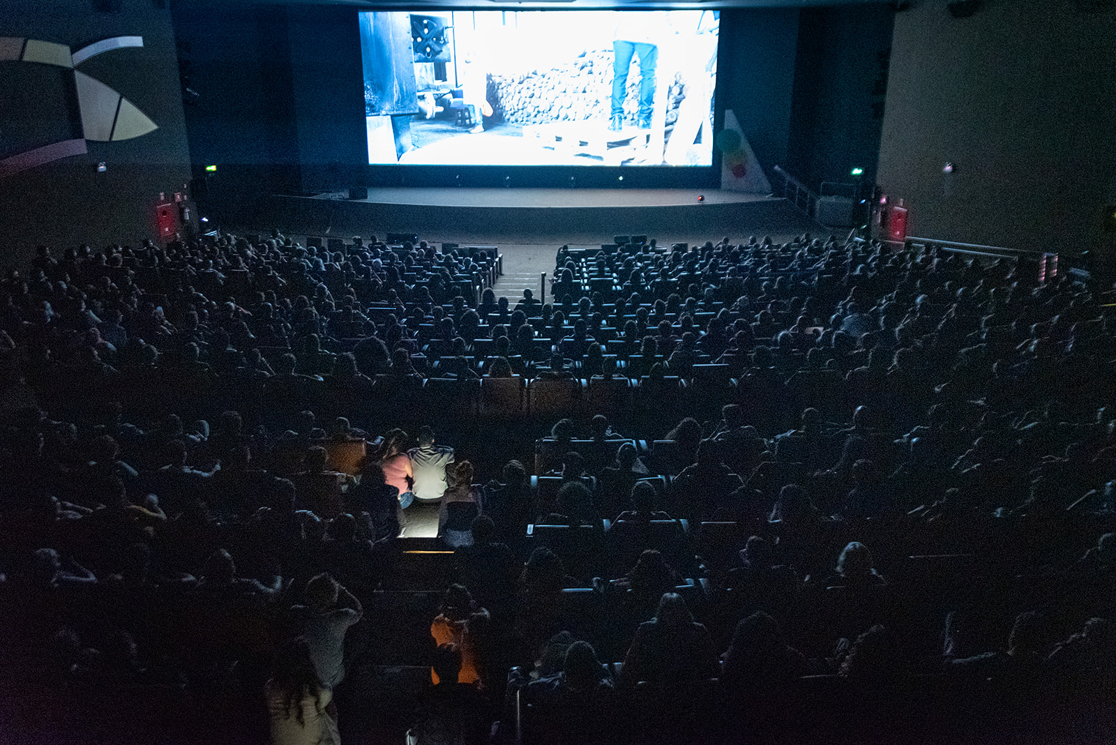 Vista aérea da sala de cinema do Cine Brasília lotado