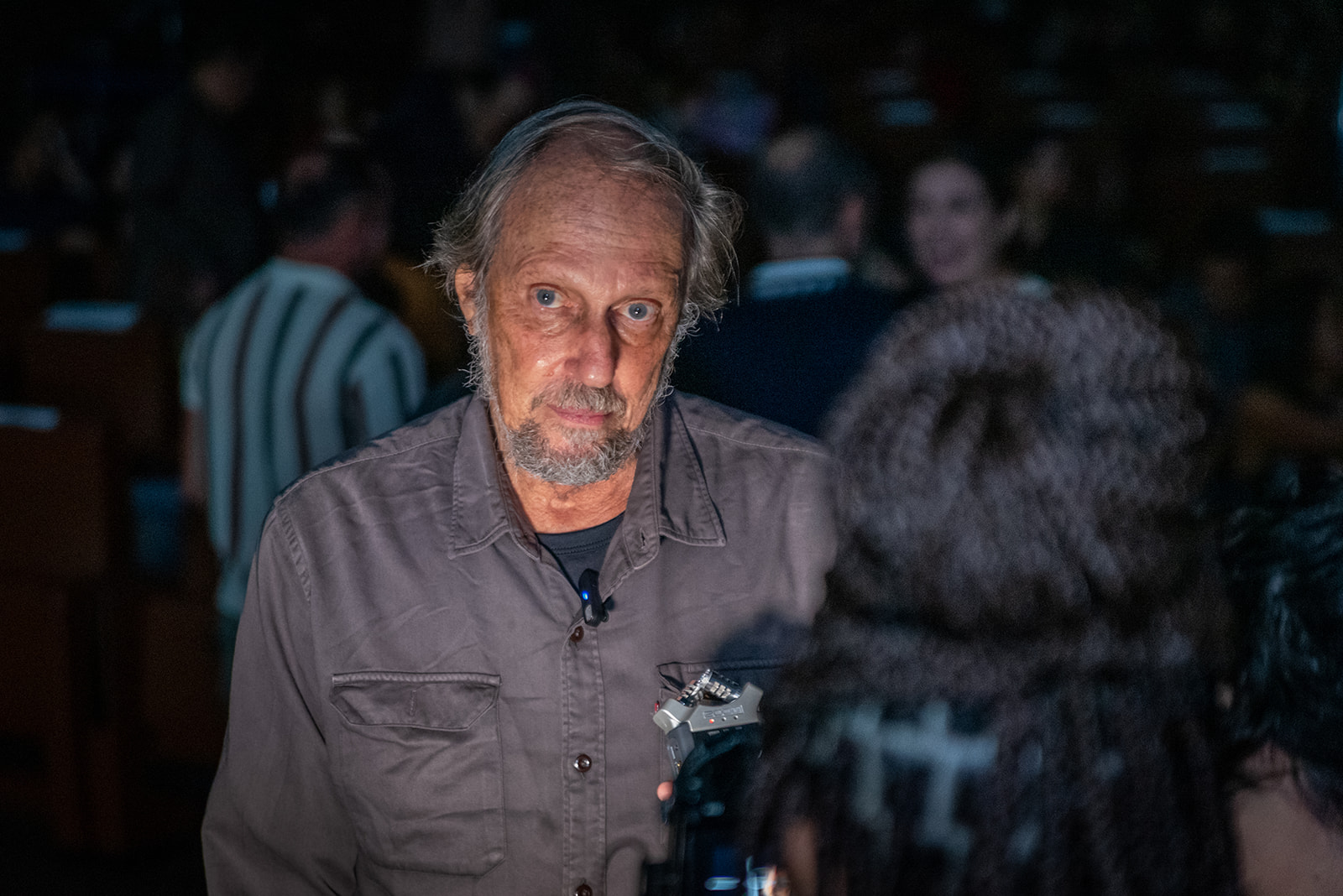 Diretor Jorge Bodanzky, homem branco e grisalho, olha para a câmera