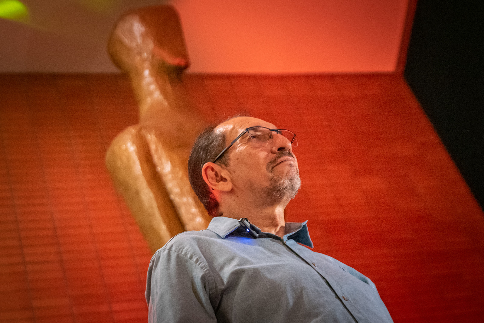 Bartolomeu Rodrigues e, ao fundo, estátua do Troféu Candango