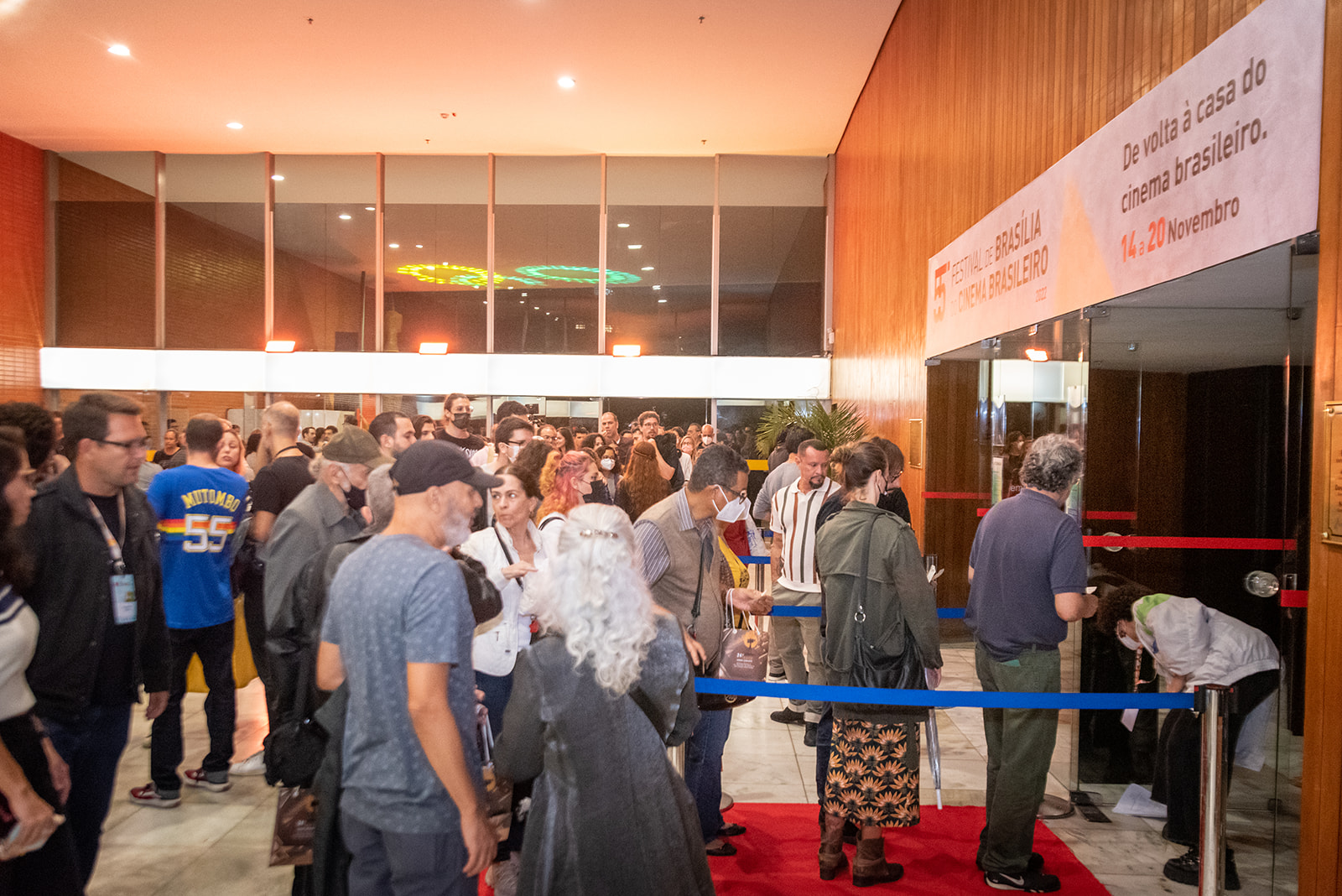 Público em fila na entrada do Cine Brasília