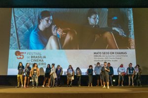 Equipe do filme Mato Seco em Chamas no palco do Cine Brasília