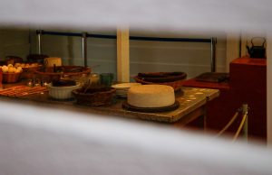 Imagem interna do Museu do Catetinho, mostrando a mesa posta