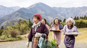 Trecho do filme Shabondama, mostra quatro senhoras japonesas sorrindo e montanhas ao fundo