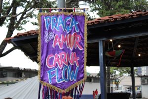 Banner escrito "Praça do Amor Carnaflow"