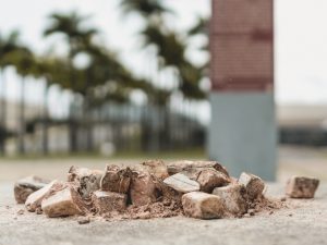 Imagens das pedras portuguesas da Praça dos Três Poderes descoladas do chão