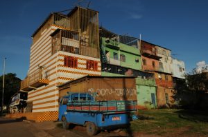 Imagem de casas agrupadas coloridas, em estilo cortiço