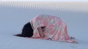 Mulher deitada na areia