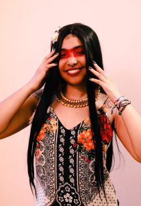 Mulher indígena de longos cabelos pretos e pintura no rosto